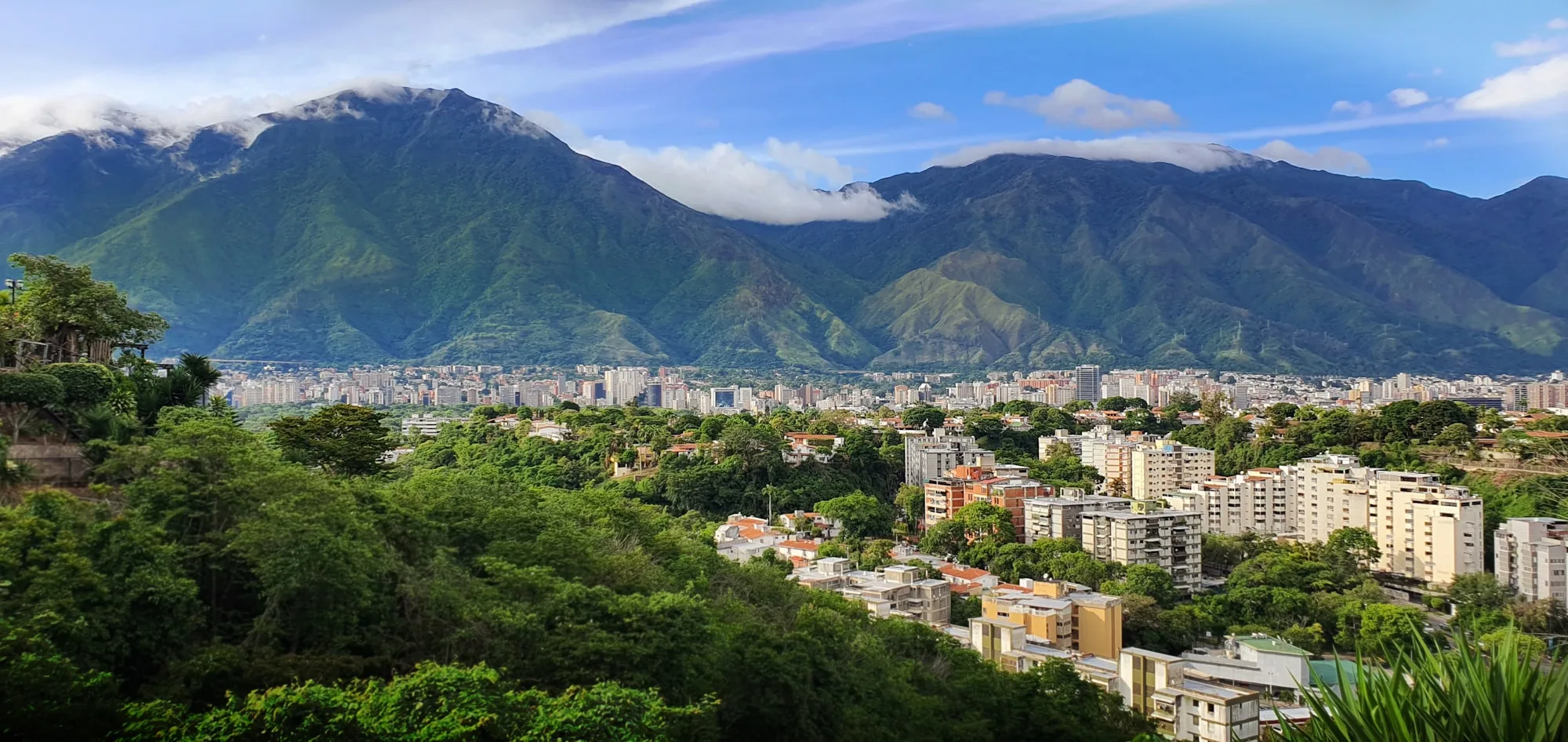 Vista de Caracas con el cerro El Ávila al fondo, al atardecer